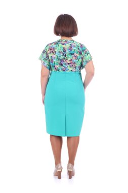 Bir elbise gösteren kadın