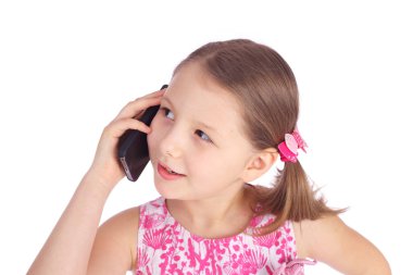 küçük kız cep telefonuyla konuşan