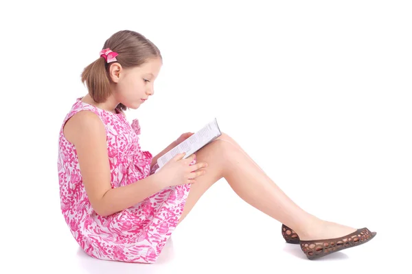 Menina lendo um livro — Fotografia de Stock