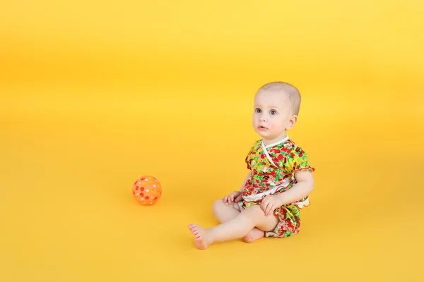 Litet barn med bollen — Stockfoto