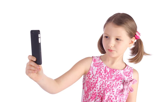 Lilla flickan att göra selfie — Stockfoto