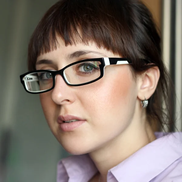 Brunette étudiante fille dans des lunettes — Photo