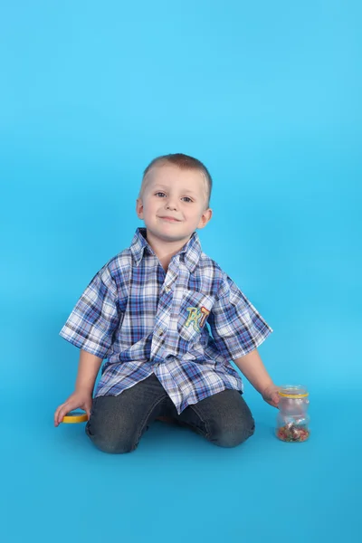 Lachende jongen met de snoepjes — Stockfoto