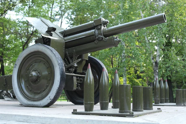 Kawałek artylerii w parku — Zdjęcie stockowe