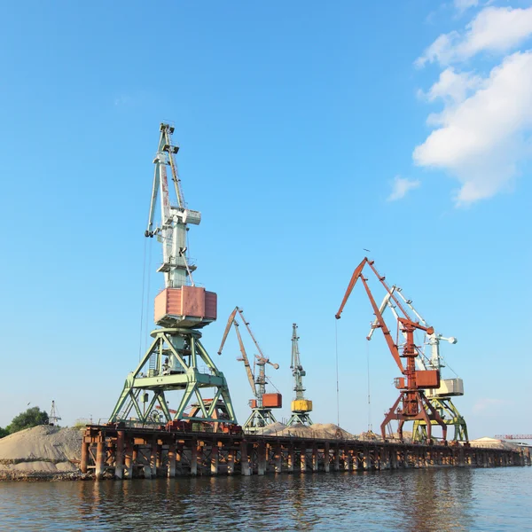 Drijvende kranen over de rivier — Stockfoto