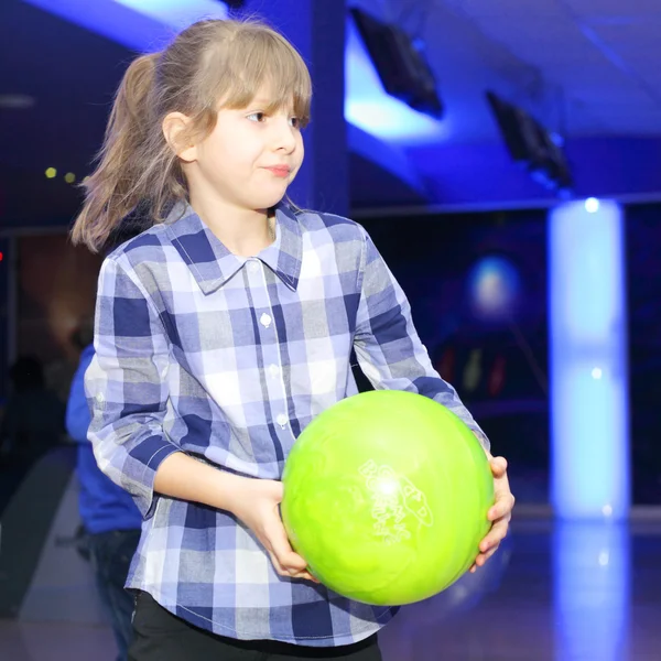 Bowling oynarken küçük kız — Stok fotoğraf