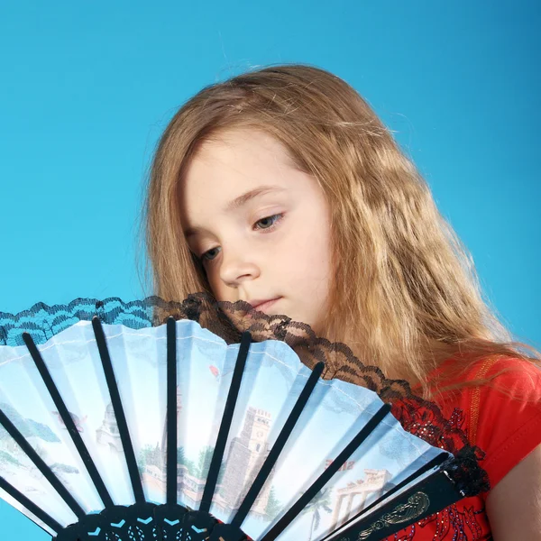 Menina bonita com um ventilador — Fotografia de Stock