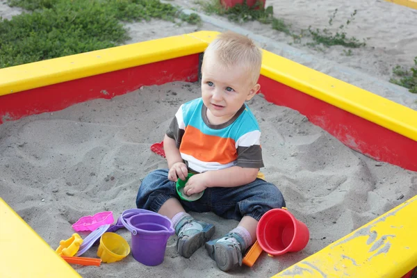 Criança brincando na caixa de areia — Fotografia de Stock