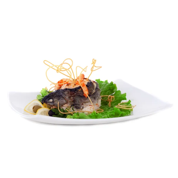 Рыба с креветками, лимоном и оливками — стоковое фото