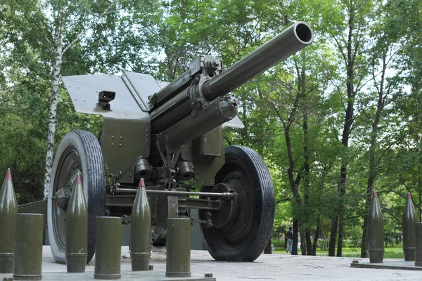 Pièce d'artillerie dans le parc — Photo