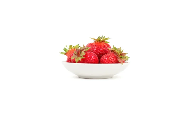 Erdbeeren auf dem weißen Teller — Stockfoto