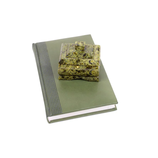 Groene foliant boek en kist — Stockfoto