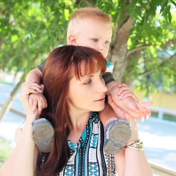 Giovane madre con suo figlio — Foto Stock