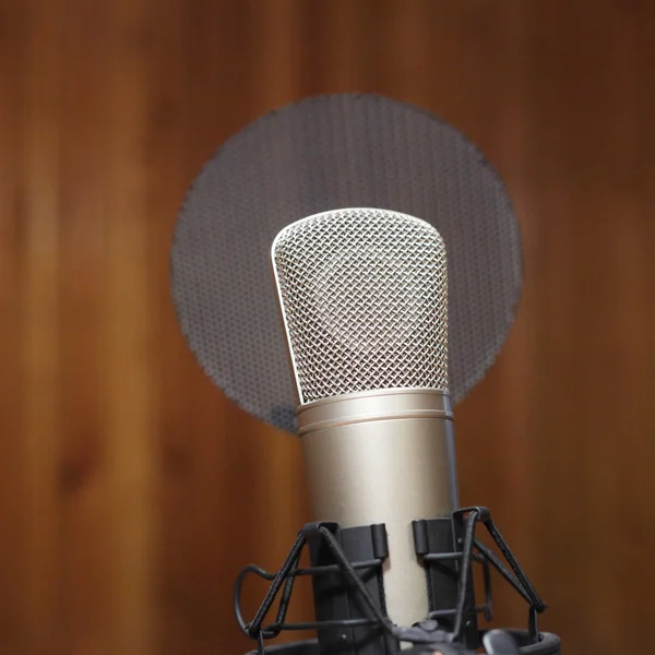 Microphone professionnel en studio — Photo