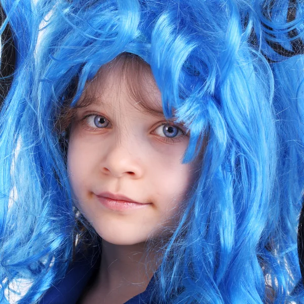 Menina em uma peruca azul — Fotografia de Stock