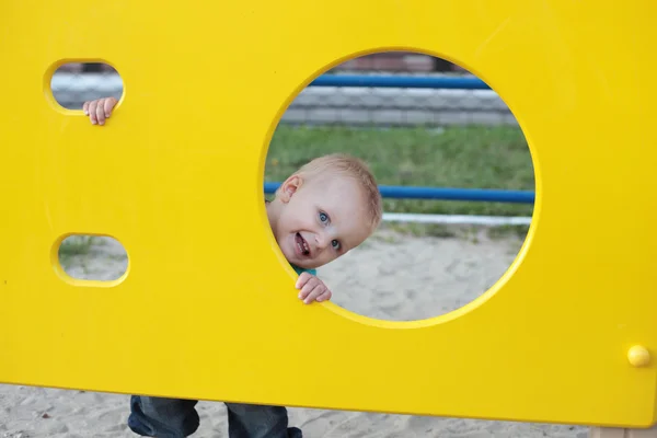 Criança brincando no parque infantil — Fotografia de Stock