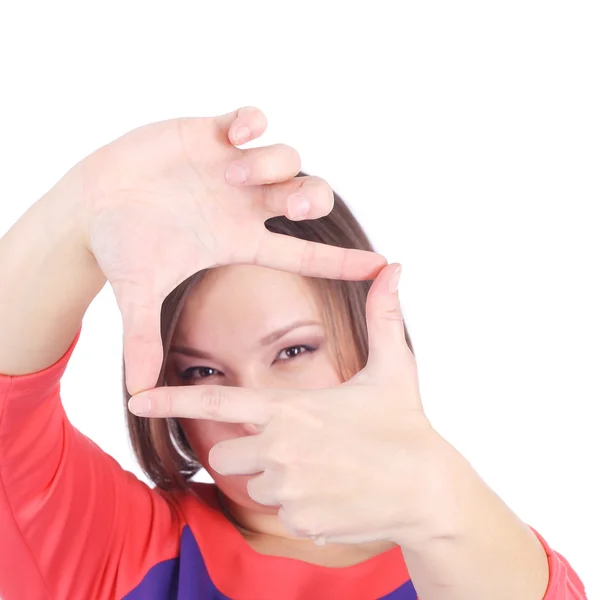 Vrouw die door haar vingers kijkt — Stockfoto