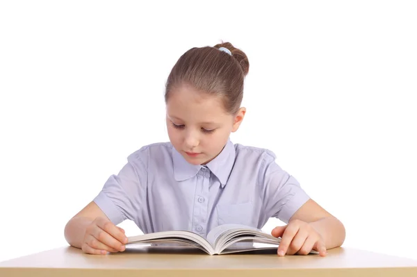 Meisje dat een boek leest — Stockfoto