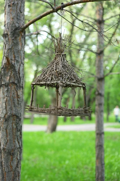 Alimentatore di uccelli in un parco — Foto Stock