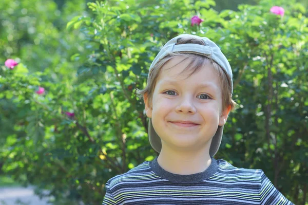 Kleine jongen buitenshuis — Stockfoto