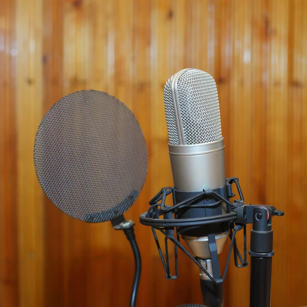 Microfones em estúdio — Fotografia de Stock