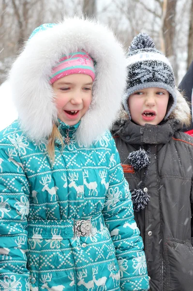 Зимние дети крупным планом — стоковое фото