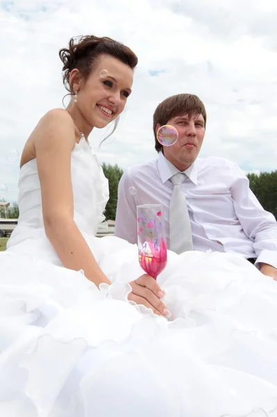 Свадебная пара на открытом воздухе — стоковое фото