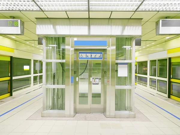 Прозрачный лифт — стоковое фото