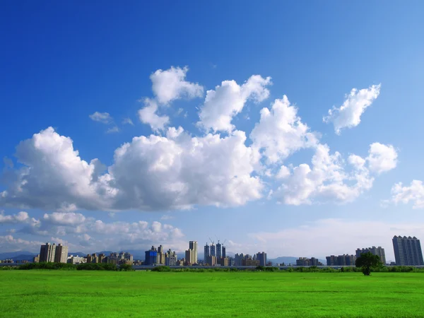 Cielo y ciudad — Foto de Stock