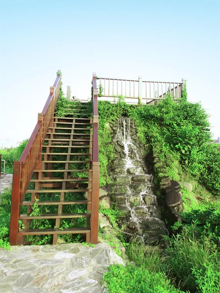 Escada e cachoeira — Fotografia de Stock