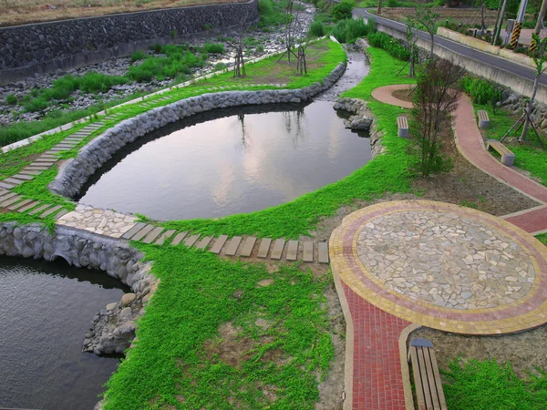 Pond and walkway — Stock Photo, Image
