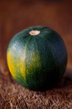 Tek Rondini kara tahtada.