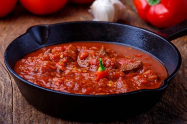 Tavada Macar tas kebabı.