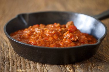 Tavada Macar tas kebabı.