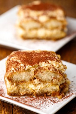 beyaz tabakta tiramisu keki