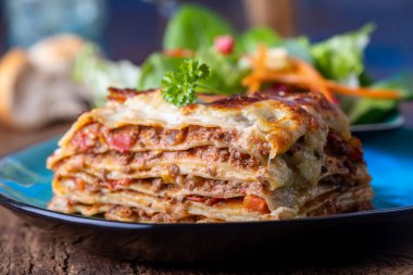 Bir tabak taze lazanya.