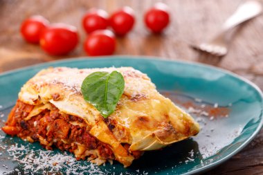 Mavi tabakta İtalyan lazanyası.