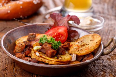 Koyu renk ahşap üzerinde patates kamışı.