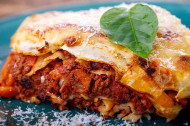 Mavi tabakta İtalyan lazanyası.