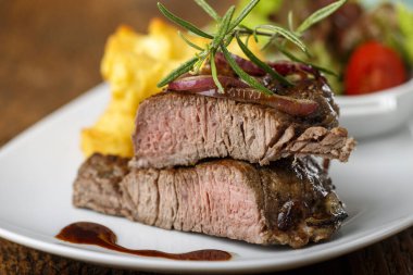 Tabakta biftek dilimleri