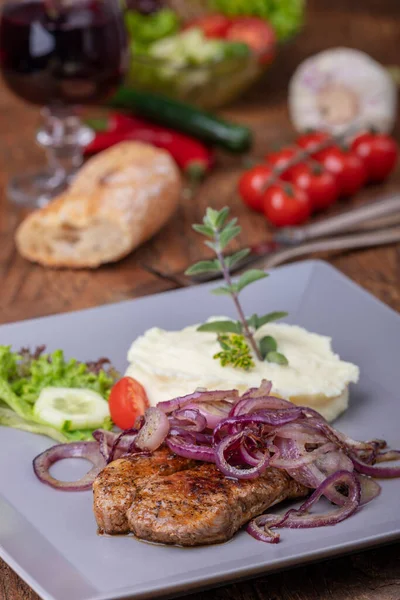 Bistecca Maiale Alla Griglia Con Cipolle — Foto Stock