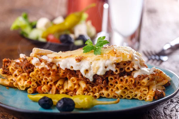 Mavi tabakta Yunan Pastitsio tabağı