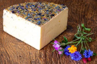 Ahşap üzerinde çiçekler olan dağ peyniri