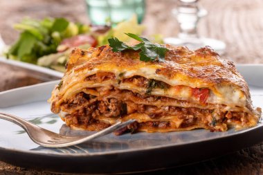 Tabakta bir porsiyon lazanya.