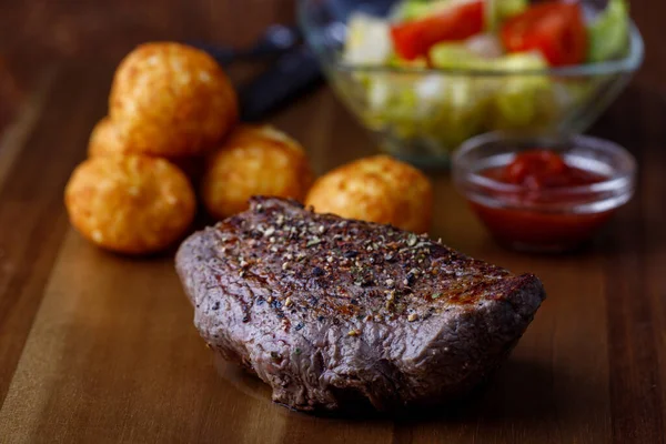 Gegrilde Steak Een Snijplank — Stockfoto