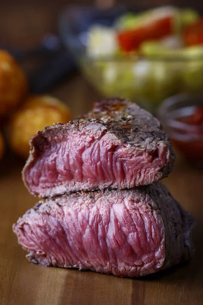 Steak Vom Grill Auf Einem Schneidebrett — Stockfoto