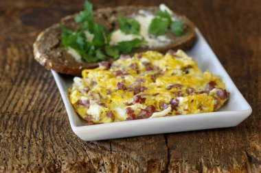 Beyaz bir tabakta çırpılmış yumurta. 