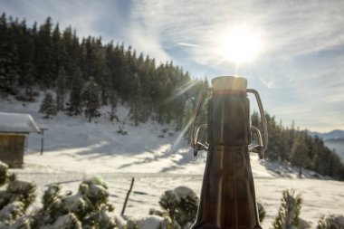 bira şişesi kışın açık havada 
