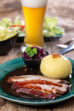 Bavyera usulü kızarmış domuz etli börek.