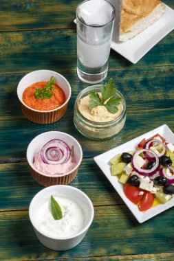 Yunanca yeşil ahşap üzerine başlangıç